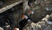 انتشلت فرق الدفاع المدني في محافظة خان يونس جثث أربعة أطفال من منزل عائلة أبو حضروس في حي الأمل، بعد عام ونصف من استهداف المنزل خلال الحرب الإسرائيلية، 21 ديسمبر/كانون الأول 2025. تصوير: طارق محمد/(APA )