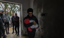 شُيّع الفلسطينيون جثامين عدد من الضحايا الذين سقطوا جراء انهيار مبانٍ متداعية بفعل الأمطار الغزيرة في مدينة غزة.تصوير: عمر أشتوي