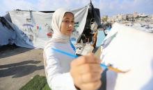 الطفلة النازحة سارة سعدة (14 عامًا) تمارس شغفها الفني بالرسم في خيمتها بمدينة غزة،23 ديسمبر/كانون الأول 2025 تصوير: عمر أشتوي