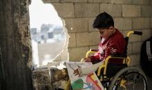 لطفل الفلسطيني محمد المبيض، البالغ من العمر ١٢ عامًا، والذي فقد ساقه في هجوم إسرائيلي على حي الزيتون بغزة.jpg