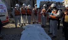 انتشلت فرق الدفاع المدني في محافظة خان يونس جثث أربعة أطفال من منزل عائلة أبو حضروس في حي الأمل، بعد عام ونصف من استهداف المنزل خلال الحرب الإسرائيلية، 21 ديسمبر/كانون الأول 2025. تصوير: طارق محمد/(APA )