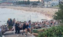 صورة من مقطع فيديو يظهر فرار المئات من حادث إطلاق النار في أستراليا يوم الأحد (أ.ف.ب).jpeg