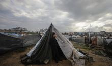 يكافح الفلسطينيون من أجل البقاء في ظل ظروف جوية قاسية داخل خيام مؤقتة، حيث تسببت الأمطار الغزيرة والرياح العاتية في إلحاق أضرار بالغة بالملاجئ وسط هجمات إسرائيلية في مدينة غزة، غزة، بتاريخ 27 ديسمبر/كانون الأول 2025. صورة: عمر أشتوي