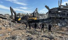 مسلحون من الجهاد الإسلامي وحماس يبحثون عن رفات رهائن إسرائيليين متوفين في بيت لاهيا، شمال قطاع غزة، الأربعاء 3 ديسمبر/كانون الأول 2025