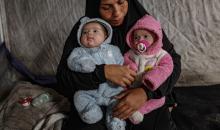 عائلة فلسطينية نازحة مكونة من ستة أفراد  تكافح وسط ظروف غير إنسانية من أجل حماية أطفالها من أجواء الشتاء القارس في  خيمة مهترئة بملعب اليرموك في مدينة غزة، 29 ديسمبر/كانون الأول 2025 صورة: عمر أشتوي