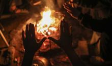 يعيش الفلسطينيون حياتهم اليومية الصعبة ليلاً في خيام نصبت في شوارع مدينة غزة، 5 ديسمبر/كانون الأول 2025.تصوير: عمر أشتوي