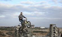 شبان فلسطينيون يركبون الدراجات النارية على الكثبان الرملية في بلدة الزهراء، بعد انقطاع دام عامين عن هذه الرياضة بسبب الحرب واحتلال الجيش الإسرائيلي للمنطقة المعروفة سابقا بمحور