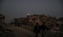 يعيش الفلسطينيون حياتهم اليومية ليلاً في خيام نصبت فوق أنقاض المباني المدمرة في حي الشيخ رضوان وسط مدينة غزة، 5 ديسمبر/كانون الأول 2025.تصوير: عمر أشتوي