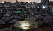 يعيش الفلسطينيون حياتهم اليومية الصعبة ليلاً في خيام نصبت في شوارع مدينة غزة، 5 ديسمبر/كانون الأول 2025.تصوير: عمر أشتوي