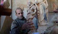 نحت خشب الزيتون في بيت لحم لصنع قطع فنية وهدايا متنوعة، تشمل منحوتات دينية وزخارف تقليدية وتذكارات، استعدادًا لعيد الميلاد، 18 ديسمبر/كانون الأول 2025 تصوير: مأمون وزواز/ (apa)