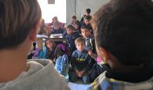 يدرس الطلاب داخل 