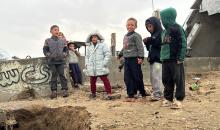 يُعاني الفلسطينيون من الفيضانات التي أعقبت هطول أمطار غزيرة على دير البلح وسط قطاع غزة، في 12 ديسمبر/كانون الأول 2025. تصوير: أحمد إبراهيم