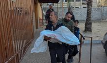 ينعى الفلسطينيون الطفلة شهد البيوك، البالغة من العمر ثلاث سنوات، في مستشفى ناصر بخان يونس، بتاريخ 7 ديسمبر/كانون الأول 2025. قُتلت شهد برصاص قوات الاحتلال الإسرائيلي في منطقة رفح جنوب غزة