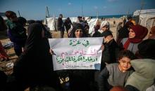 وقفة احتجاجية في  غزة تطالب بتسريع جهود إعادة الإعمار وإدخال بيوت متنقلة بدلاً من الخيام  التي لا تصلح للسكن في ظلّ موجة المنخفض الجوي التي تؤثر على قطاع غزة، 17 ديسمبر/كانون الأول 2025.صور: عمر أشتوي