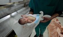 توفي الرضيع الفلسطيني سعيد عابدين، البالغ من العمر شهراً واحداً، نتيجة البرد القارس في خان يونس، جنوب قطاع غزة، ليرتفع بذلك عدد ضحايا العاصفة إلى 13. صور : طارق محمد/ (APA)