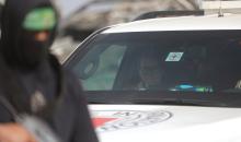 فرق من كتائب القسام ومسؤولون من الصليب الأحمر إلى جانب آليات ثقيلة تابعة لمصر،تجري عمليات بحث في حي الزيتون بمدينة غزة، لاستعادة جثة إسرائيلي في 8 ديسمبر/كانون الأول 2025. تصوير: عمر أشتوي