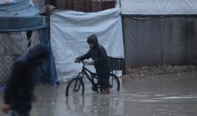 النازحون الفلسطينيون يواجهون برداً قارساً في الخيام بمدينة غزة، 15 ديسمبر/كانون الأول 2025. تصوير: عمر أشتوي