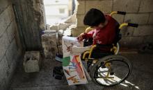 الطفل الفلسطيني محمد المبيض، البالغ من العمر ١٢ عامًا، والذي فقد ساقه في هجوم إسرائيلي على حي الزيتون بغزة (5).jpg