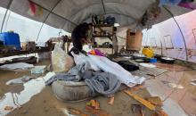 يُكافح الفلسطينيون النازحون، المقيمون في خيام مؤقتة، من أجل البقاء في ظل ظروف قاسية، حيث تجتاح الأمطار والعواصف الشديدة منطقة المواصي، غرب خان يونس، جنوب قطاع غزة، في 28 ديسمبر/كانون الأول 2025. (صورة: طارق محمد)