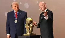 إنفانتينو يمنح جائزة السلام المقدمة من فيفا للرئيس الأميركي دونالد ترمب خلال حفل قرعة كأس العالم 2026 (رويترز).webp