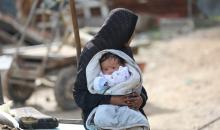 فتح الجيش الإسرائيلي مجرى وادي غزة، مما أدى إلى ارتفاع منسوب المياه إلى مستوى الجسر. وقد فاقم هذا الوضع معاناة العائلات النازحة التي كانت تقيم في خيام بالمنطقة بعد أن فاض الوادي وجرف خيامها، 29 ديسمبر/كانون الأول 2025. صورة: رمزي أبو عامر