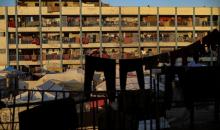 يواصل الفلسطينيون حياتهم اليومية في ظل ظروف صعبة في مدارس الأونروا بمدينة غزة في الأول من ديسمبر/كانون الأول 2025