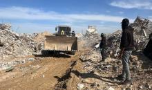 مسلحون من الجهاد الإسلامي وحماس يبحثون عن رفات رهائن إسرائيليين متوفين في بيت لاهيا، شمال قطاع غزة، الأربعاء 3 ديسمبر/كانون الأول 2025