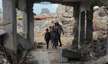 عائلة فلسطينية تحتمي من برد الشتاء القارس في خيمة نصبتها فوق منزلها المدمر قرب الخط الأصفر في خان يونس، جنوب قطاع غزة، ١٧ ديسمبر/كانون الأول ٢٠٢٥. تصوير: طارق محمد/وكالة الأنباء الفلسطينية (APA )