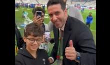 أبو تريكة يهدي سواره لطفل من غزة.jpg