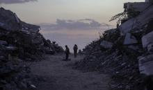 يواصل الفلسطينيون النازحون حياتهم اليومية في ظل ظروف صعبة داخل خيام النزوح المنتشرة وسط الدمار في حي الزيتون، جنوب شرق مدينة غزة، في 9 ديسمبر/كانون الأول 2025. تصوير: عمر أشتوي