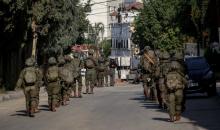 جنود إسرائيليون يسيرون خلال عملية عسكرية في بلدة قلقيلية بالضفة الغربية المحتلة في 4 ديسمبر 2025