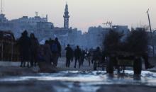 يمارس الفلسطينيون النازحون حياتهم اليومية في مخيم النصيرات بوسط قطاع غزة، في آخر يوم من عام 2025، في 31 ديسمبر/كانون الأول 2025، وسط ظروف إنسانية صعبة فرضها استمرار النزوح ونقص الاحتياجات الأساسية. صورة: رمزي أبو عامر