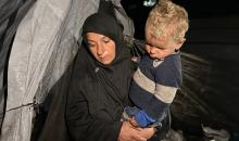 يُكافح الفلسطينيون النازحون، الذين يعيشون في خيام مؤقتة، من أجل البقاء في ظل ظروف قاسية ومعاناة متفاقمة، حيث اقتلعت الأمطار الغزيرة والعواصف العديد من خيامهم وأغرقتها في مدينة خان يونس جنوب قطاع غزة. 9 يناير/كانون الثاني 2026. صورة: محمد سلامة