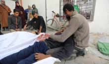 أقارب شاب فلسطيني، قُتل بنيران الجيش الإسرائيلي،  في مستشفى الشفاء بمدينة غزة، في 24 يناير/كانون الثاني 2026. (صورة: عمر أشتوي)