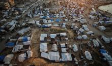 مشاهد عامة لخيام النازحين على شاطئ مدينة غزة. يعاني النازحون معاناة مضاعفة من ويلات النزاع وقسوة الأحوال الجوية، إذ لا توفر الخيام أي حماية من برد الشتاء القارس والأمطار الغزيرة، 3 يناير/كانون الثاني 2026. تصوير: عمر أشتوي