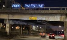 لافتة مضيئة كُتب عليها  Free Palestine  فوق أحد الجسور الرئيسية في  مدينة آشفيل بولاية كارولاينا الشمالية، للتضامن مع الشعب الفلسطيني.jpg