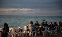 يقضي الفلسطينيون أوقاتهم على شاطئ البحر عند غروب الشمس في مدينة غزة، 16 يناير/كانون الثاني 2026. تصوير: عمر أشتوي
