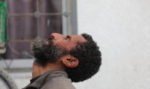 حضر أقارب شاب فلسطيني، قُتل بنيران الجيش الإسرائيلي، مراسم الدفن التي أقيمت في مستشفى الشفاء بمدينة غزة، في 24 يناير/كانون الثاني 2026. (صورة: عمر أشتوي)