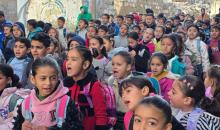 يتلقى الأطفال تعليمهم في أحد المراكز التعليمية بمدينة خان يونس جنوب قطاع غزة وسط مخاوف مستمرة من الغارات الإسرائيلية، نظرًا لموقعها القريب من