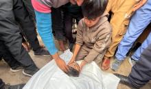 فلسطينيون ينعون جثمان رجل في مجمع ناصر الطبي بخان يونس جنوب قطاع غزة بعد وصوله إلى المستشفى إثر إصابته بجروح جراء غارة إسرائيلية، ١٠ يناير/كانون الثاني ٢٠٢٦. تصوير: محمد سلامة