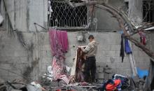 يبحث فلسطينيون عن ممتلكاتهم بين الأنقاض بعد أن دمرت غارات جوية إسرائيلية مبنى في مخيم البريج للاجئين وسط قطاع غزة. دمر الهجوم المبنى بالكامل وألحق أضرارًا بالمنشآت المحيطة به، 9 يناير/كانون الثاني 2026. صورة: معز صالحي