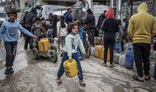 يملأ الفلسطينيون خزاناتهم بالمياه التي توزعها صهاريج المياه، وينقلونها إلى خيامهم في مخيم النصيرات وسط قطاع غزة، 29 يناير/كانون الثاني 2026. صورة: رمزي أبو عامر