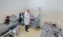 يتلقى أطفال مصابون بالتهاب السحايا العلاج في مستشفى ناصر بخان يونس، وسط تحذيرات طبية من تفشٍّ مقلق للمرض داخل خيام النازحين، 30 يناير/كانون الثاني 2026. تصوير: طارق محمد