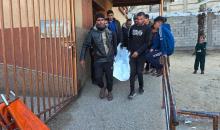 ودّع فلسطينيون فراس أحمد أبو شنب وأحمد حسام نعيم، اللذين استشهدا بنيران الجيش الإسرائيلي في خان يونس، جنوب قطاع غزة. 2 يناير/كانون الثاني 2026. صورة: طارق محمد