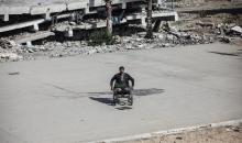  المعلّم سعيد خليل عزم (33 عامًا) أُصيب بجروح بالغة أدّت إلى بتر قدميه، جراء قصف إسرائيلي خلال الحرب على غزة، في مخيم البريج وسط القطاع،  يناير/كانون الثاني 2026. تصوير: معز صالحي