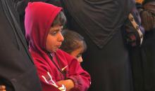 ودّع فلسطينيون جثمان الشاب محمد أسامة عمران، البالغ من العمر 19 عامًا، في مجمع ناصر الطبي بخان يونس، بعد أن استشهد برصاص القوات الإسرائيلية في وسط خان يونس