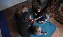 كفاح صبح (38 عامًا) فلسطينية، تكافح لإعالة أسرتها داخل خيمة ممزقة في مدينة غزة، وسط ظروف معيشية قاسية ونقص شبه تام في الضروريات الأساسية.  29 يناير/كانون الثاني 2026. تصوير: عمر أشتوي