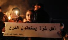 أطفال في وقفة احتجاجية في مخيم الشاطئ غرب مدينة غزة ليلة رأس السنة الميلادية 2026، 1 يناير/كانون الثاني 2026. تصوير: عمر أشتوي