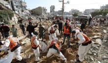 استخراج رفات 50 شهيدا دفنت خلال حرب الإبادة على قطاع غزة، من مقبرة مؤقتة في ساحات مسجد صلاح الدين بحي الزيتون، لنقلها إلى مقبرة دائمة في مدينة غزة، 25 يناير/كانون الثاني 2026. صورة: عمر أشتوي