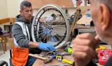 الفلسطيني رمزي الفجم يصلح كراسي متحركة لجرحى قطاع غزة متحديا إعاقته الشخصية ونقص المعدات الطبية ، خان يونس، جنوب قطاع غزة، 20 يناير/كانون الثاني 2026 تصوير: محمد سلامة / وكالة الأنباء الفلسطينية (APA Images)